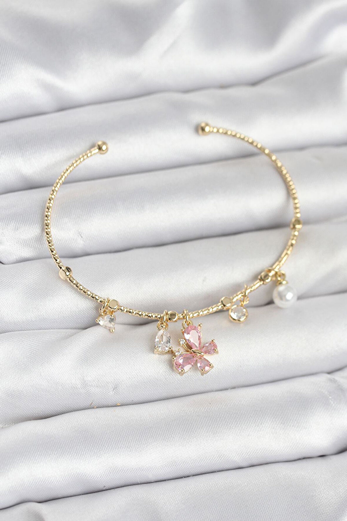 Pembe Kelebek Charmlı Gold Renk Kadın Bileklik - PRT3500EB09250