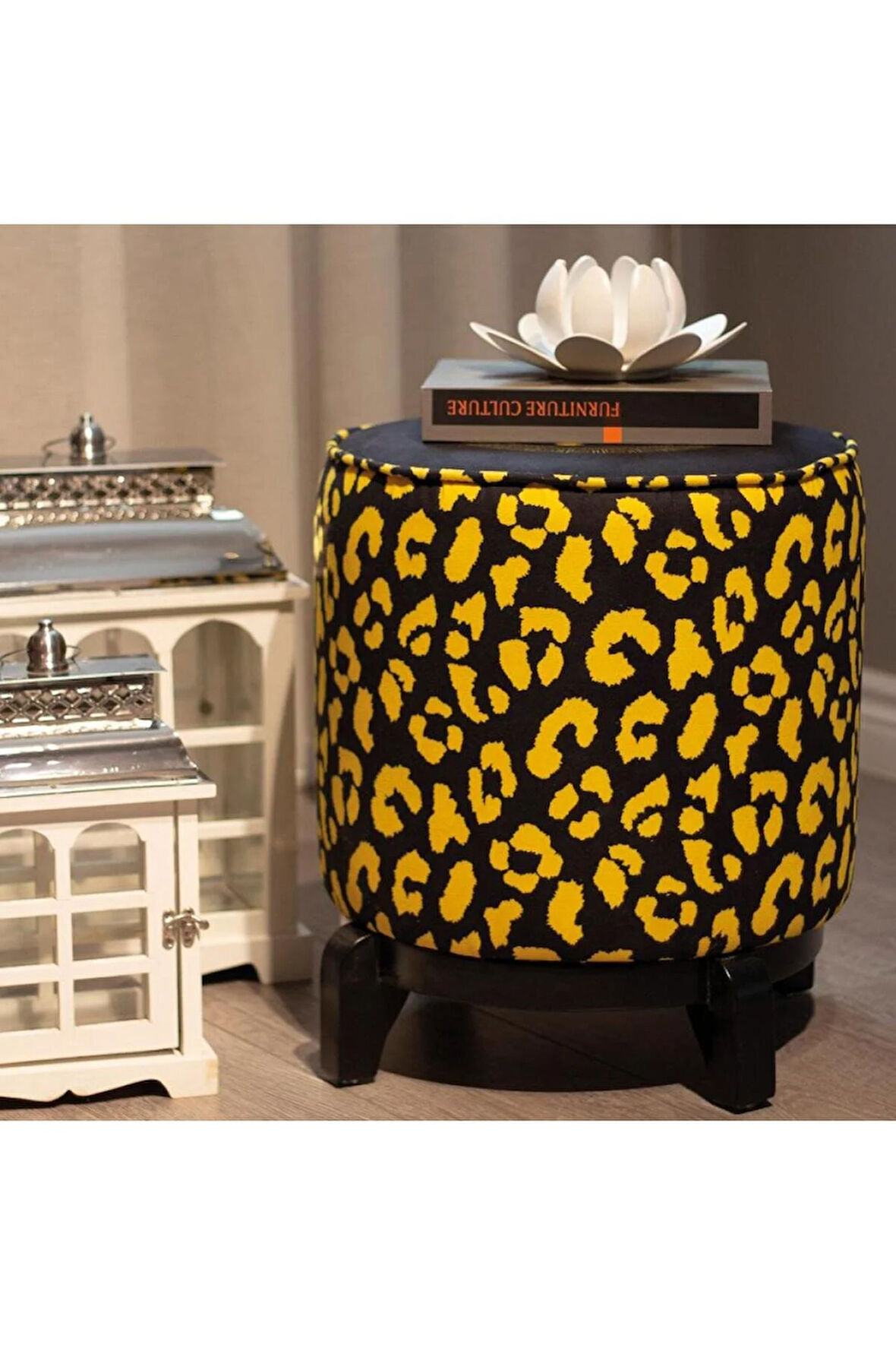 Siyah Büst Detaylı Ahşap Ayaklı Puf (Kumaşı Süettir. Uluslararası Solmama Sertifikasına Sahiptir.)