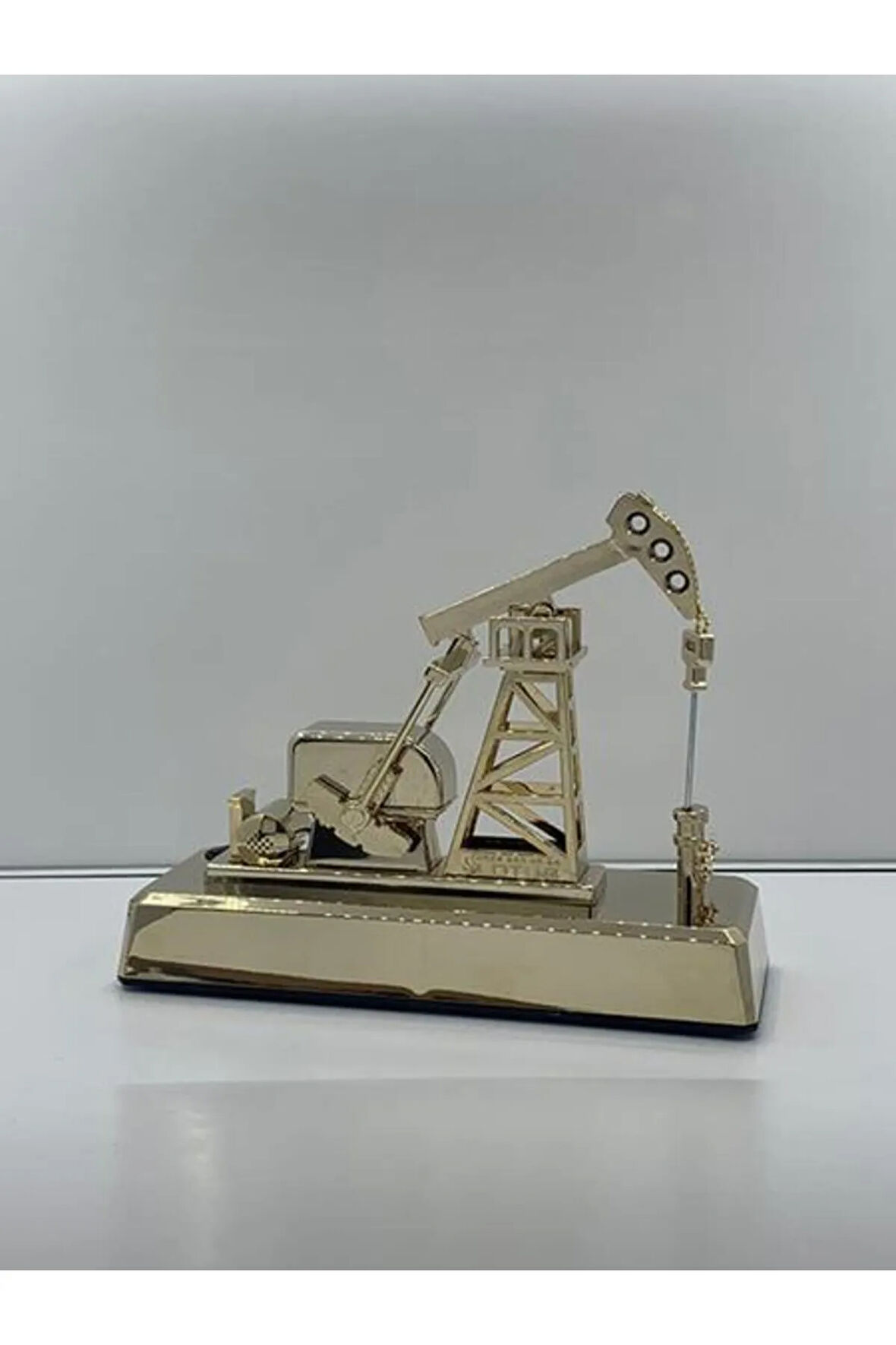 MASA ÜSTÜ PLAKET PETROL POMPASI HAREKETLİ ALTIN KAPLAMA ABS 26x22x9cm 2 ADET KAL