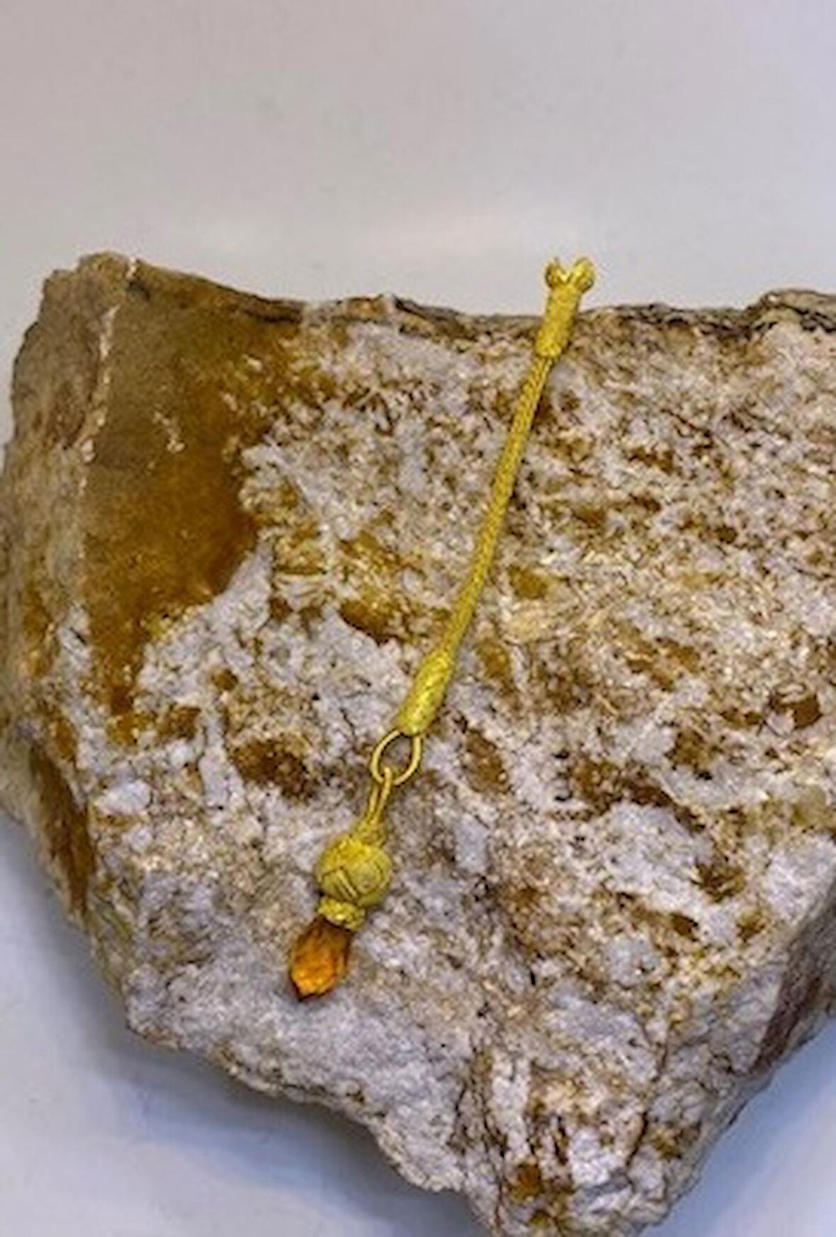 Hardal Zirkon Taşlı Altın Rengi Kısa Püskül