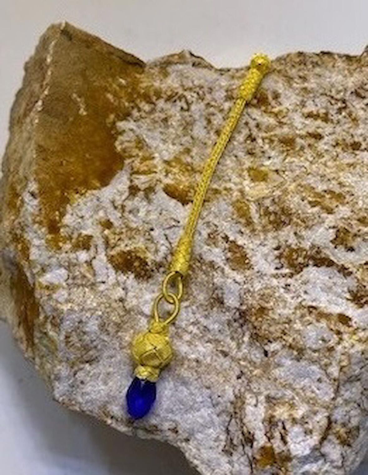 Mavi Zirkon Taşlı Altın Rengi Kısa Püskül
