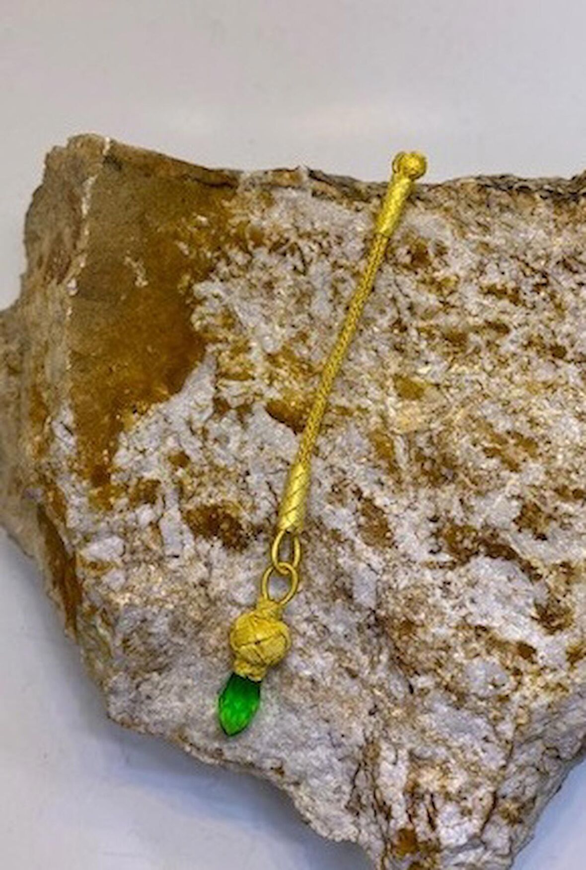 Yeşil Zirkon Taşlı Altın Rengi Kısa Püskül