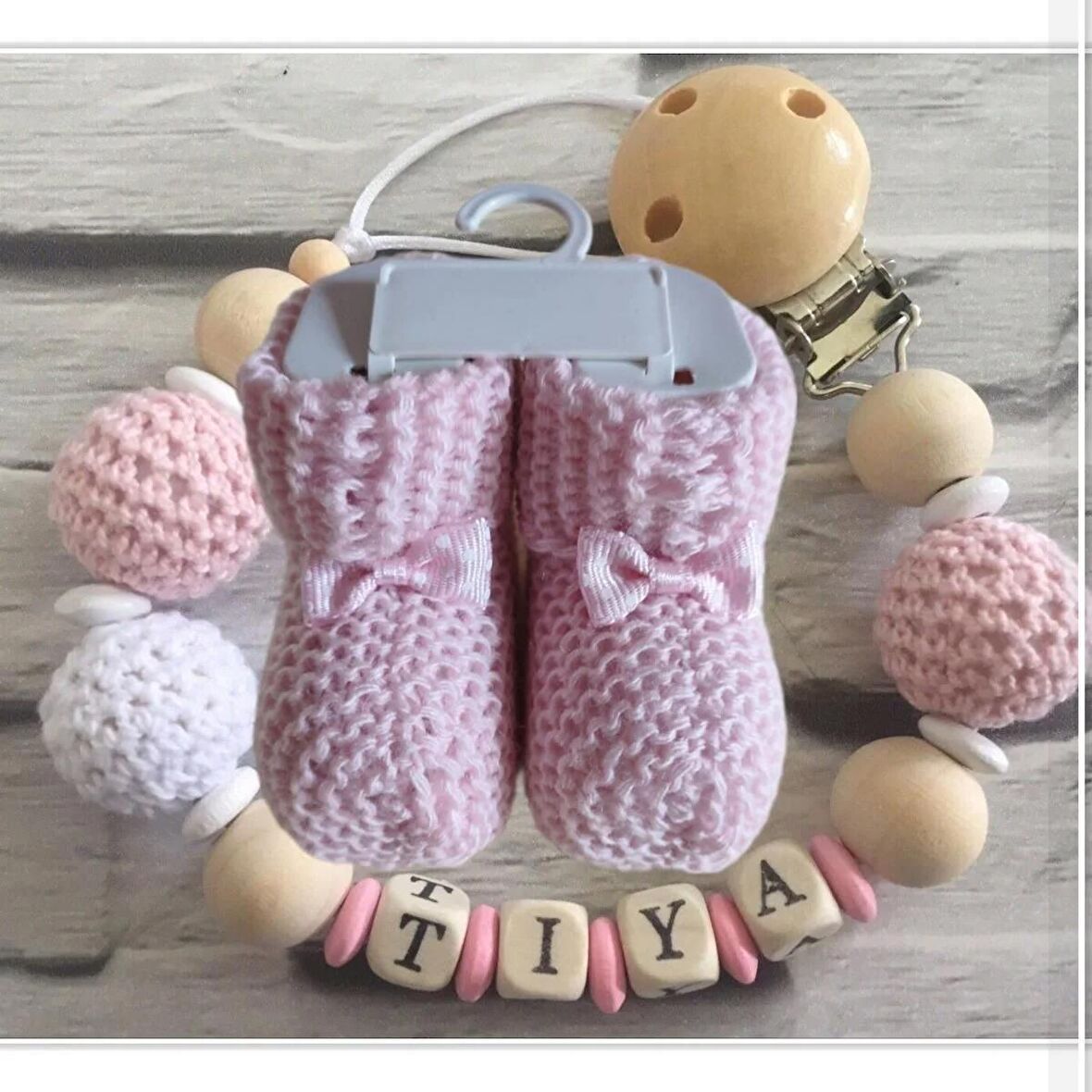 Sahi Aksesuar İsimli Bebek Emzik Zinciri ve Pembe Renk Patik Seti - sahi_0388