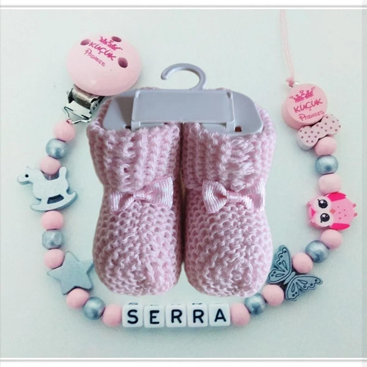Sahi Aksesuar İsimli Bebek Emzik Zinciri ve Pembe Renk Patik Seti - sahi_0402
