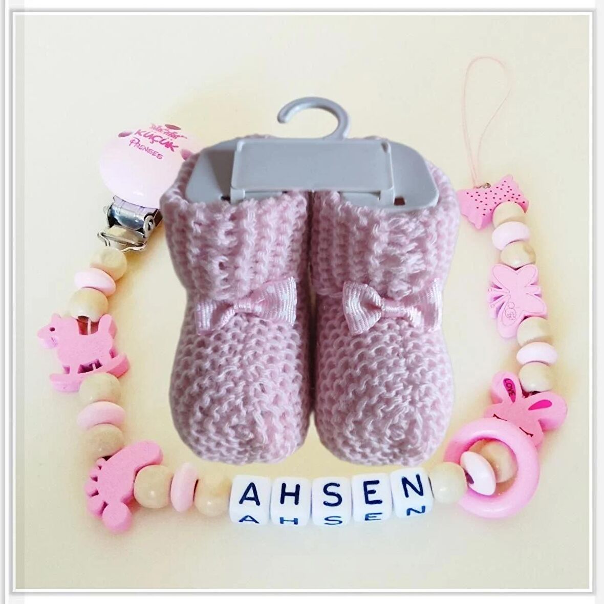 Sahi Aksesuar İsimli Bebek Emzik Zinciri ve Pembe Renk Patik Seti - sahi_0405