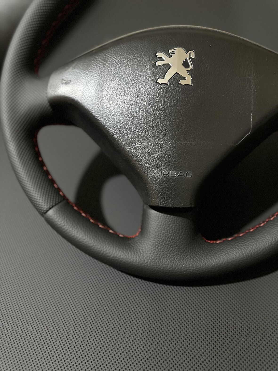 Peugeot 307 Araca Özel Dikmeli Direksiyon Kılıfı (kırmızı ipli)