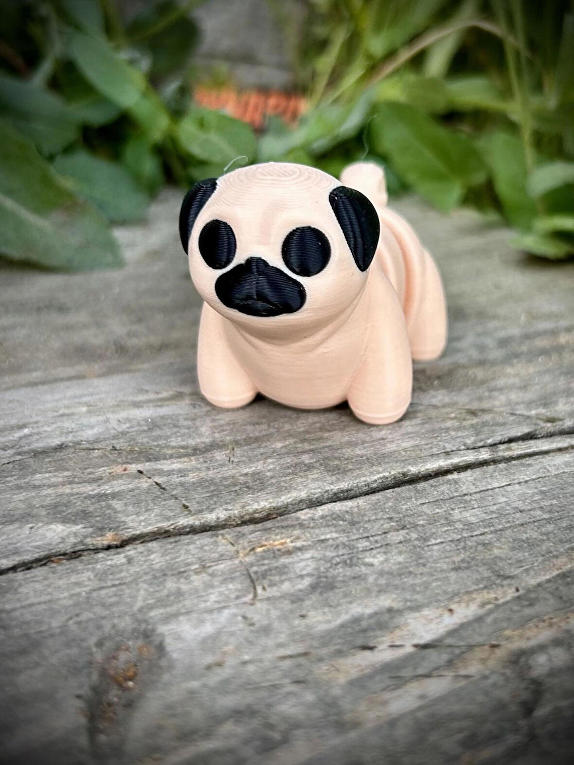 Pug Cinsi Oyuncak Köpek 🐶 🐾 “Burun Kıvıran Minik Dost” – 3D Hareketli organik Pug Figürüyle Tanışın Orta Boy