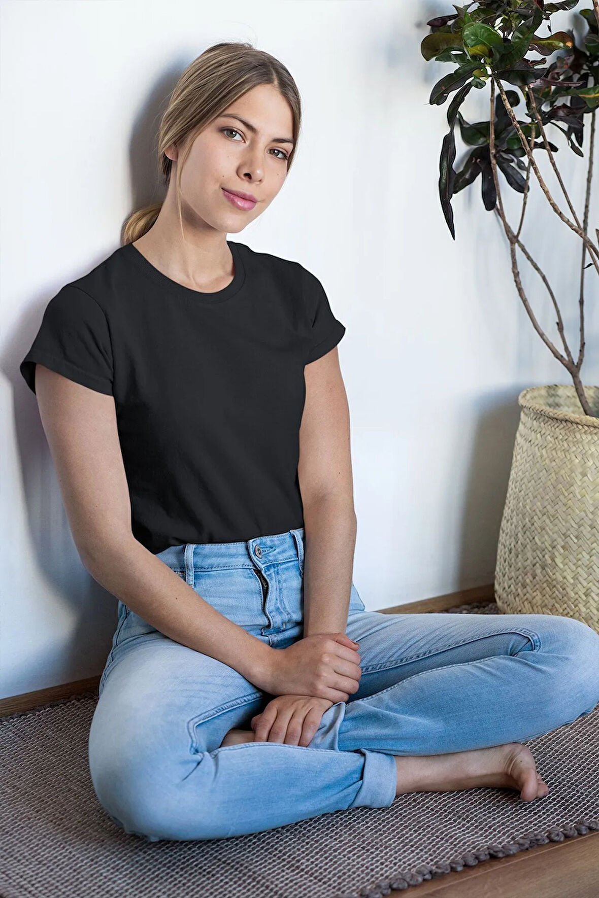 Exclusive Comfort: Siyah Kadın T-Shirt