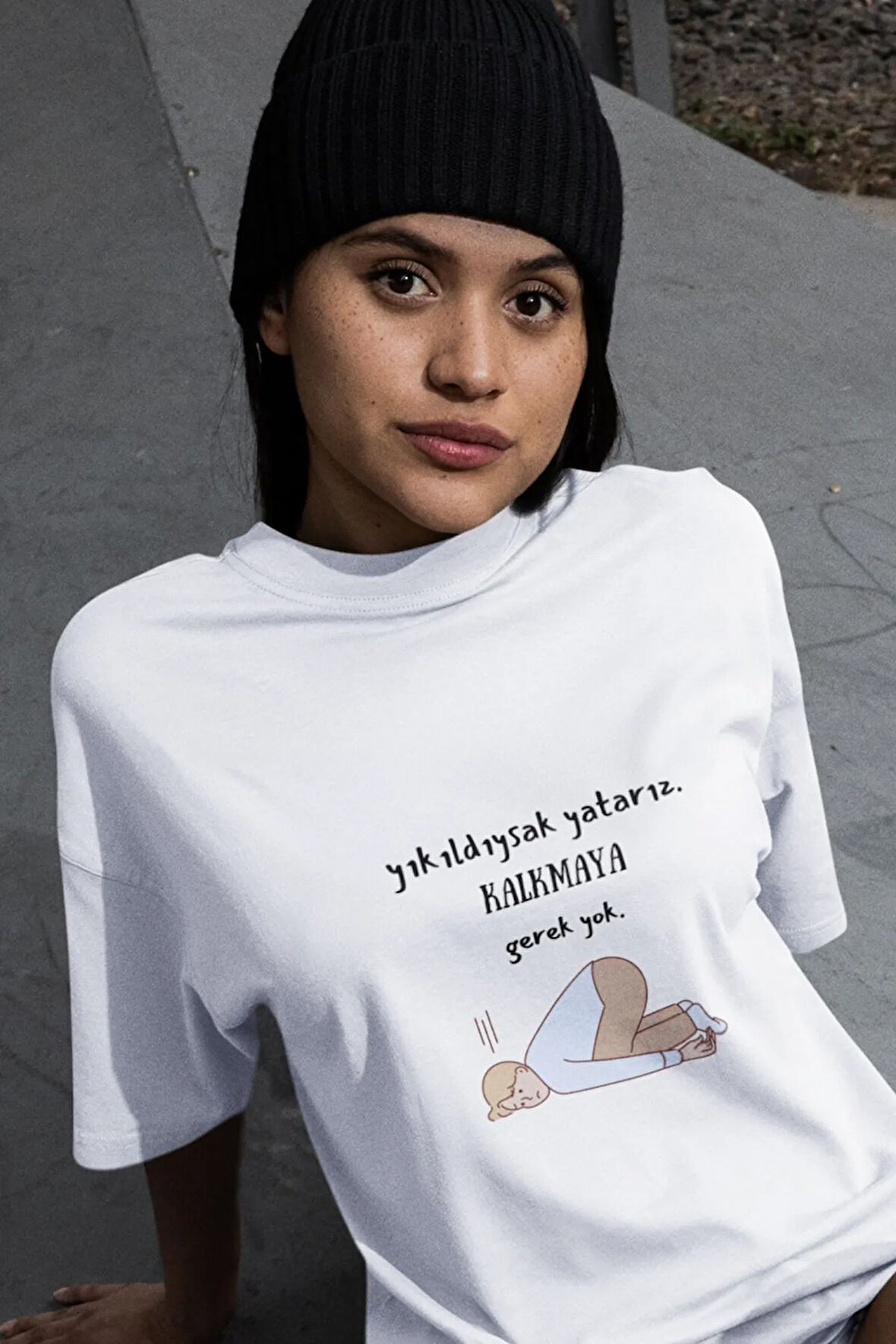 Yıkıldıysak Yatarız. Kalkmaya Gerek Yok Baskılı Eğlenceli Beyaz Unisex T-Shirt