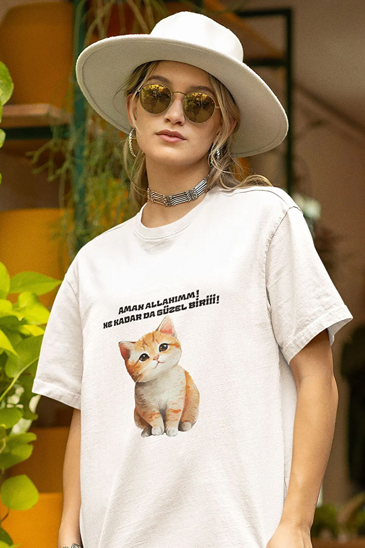 Ne Kadar da Güzel Biri-Masum Kedi Baskılı Eğlenceli Beyaz Kadın T-Shirt
