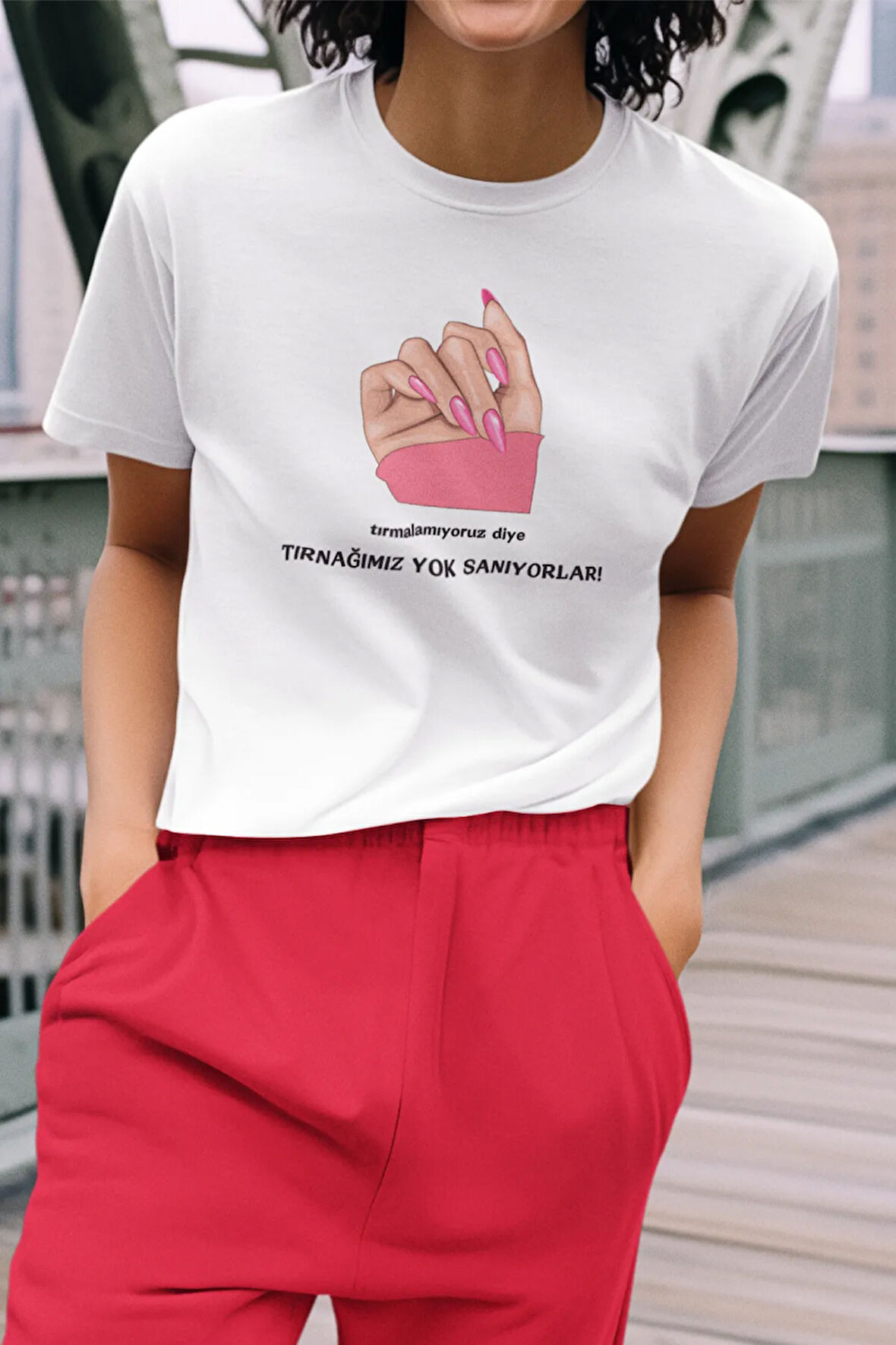 Tırmalamıyoruz Diye Tırnağımız Yok Sanıyorlar Baskılı Eğlenceli Komik Hediyelik Beyaz Kadın T-Shirt