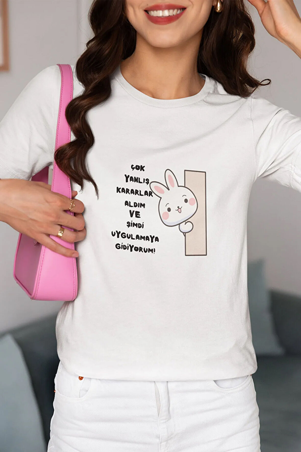 Yanlış Kararlarımı Uygulamaya Gidiyorum-Tavşan Baskılı Eğlenceli Komik Hediyelik Beyaz Kadın T-Shirt