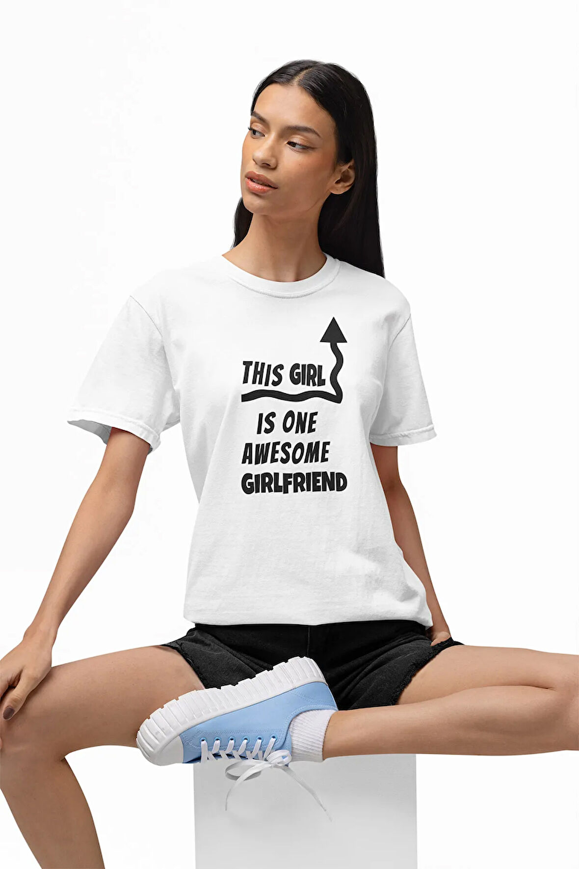 This Girl Is One Awesome Girlfriend Baskılı Sevgili Kız Arkadaş Hediye %100 Pamuk Beyaz Tişört