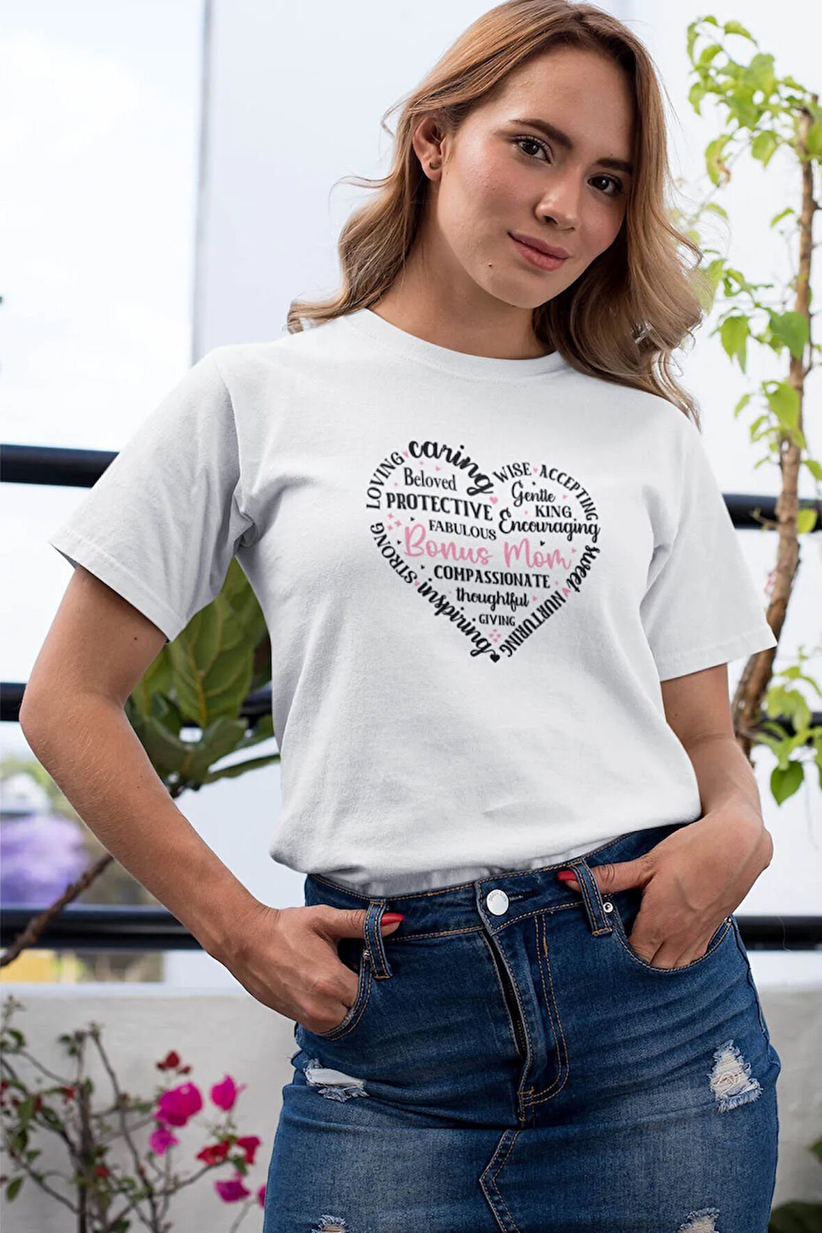 Mom Kalp Şekilli Yazılı Baskılı Anneler Günü Hediyelik Beyaz %100 Pamuklu T Shirt
