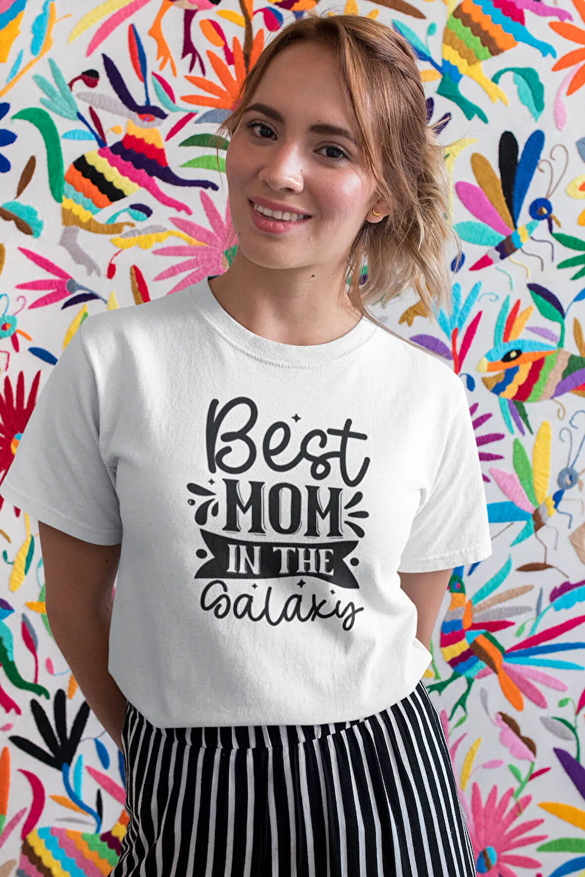 Best Mom In The Galaxy Baskılı Anneler Günü Hediyelik Beyaz %100 Pamuklu T Shirt