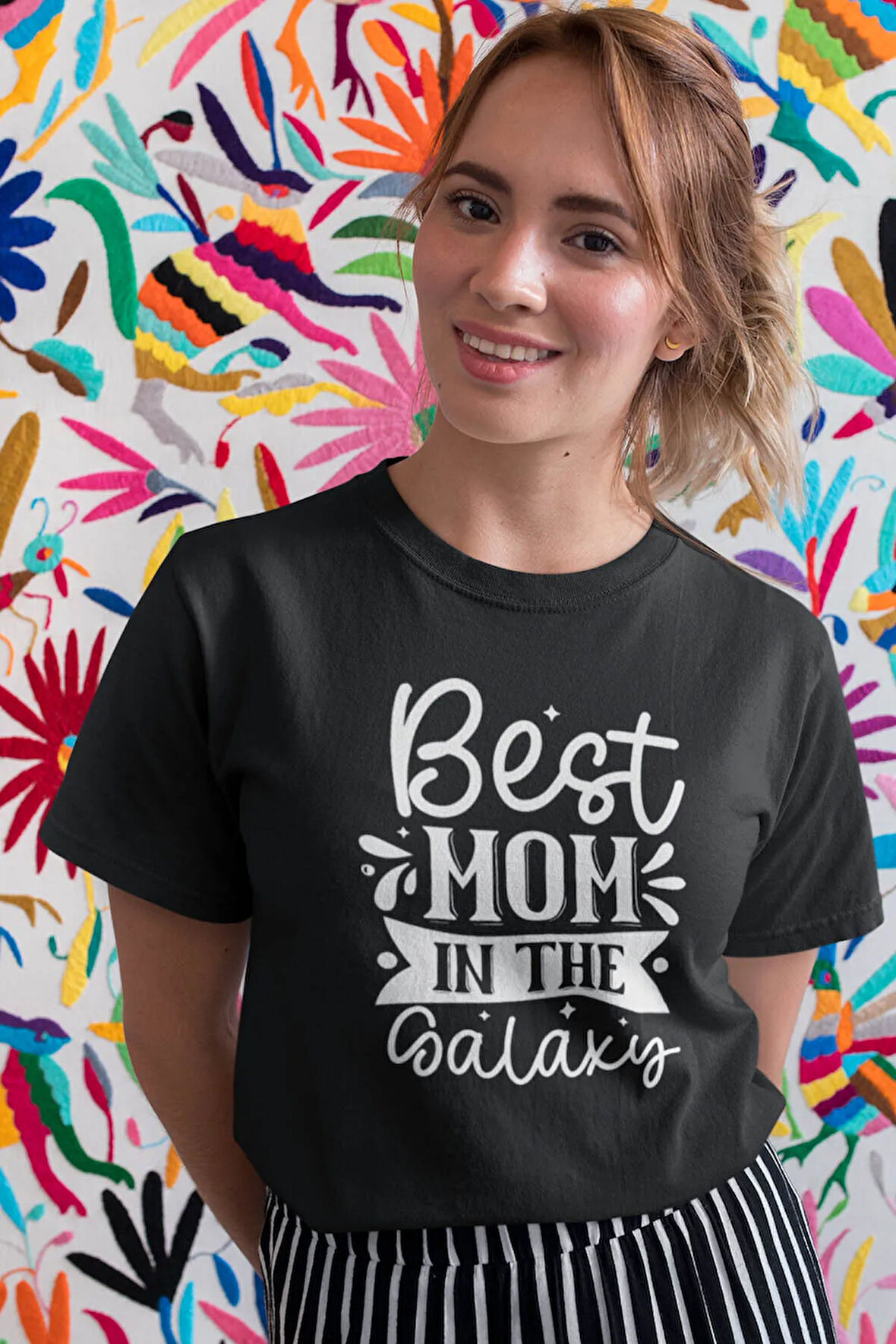 Best Mom In The Galaxy Baskılı Anneler Günü Hediyelik Siyah %100 Pamuklu T Shirt