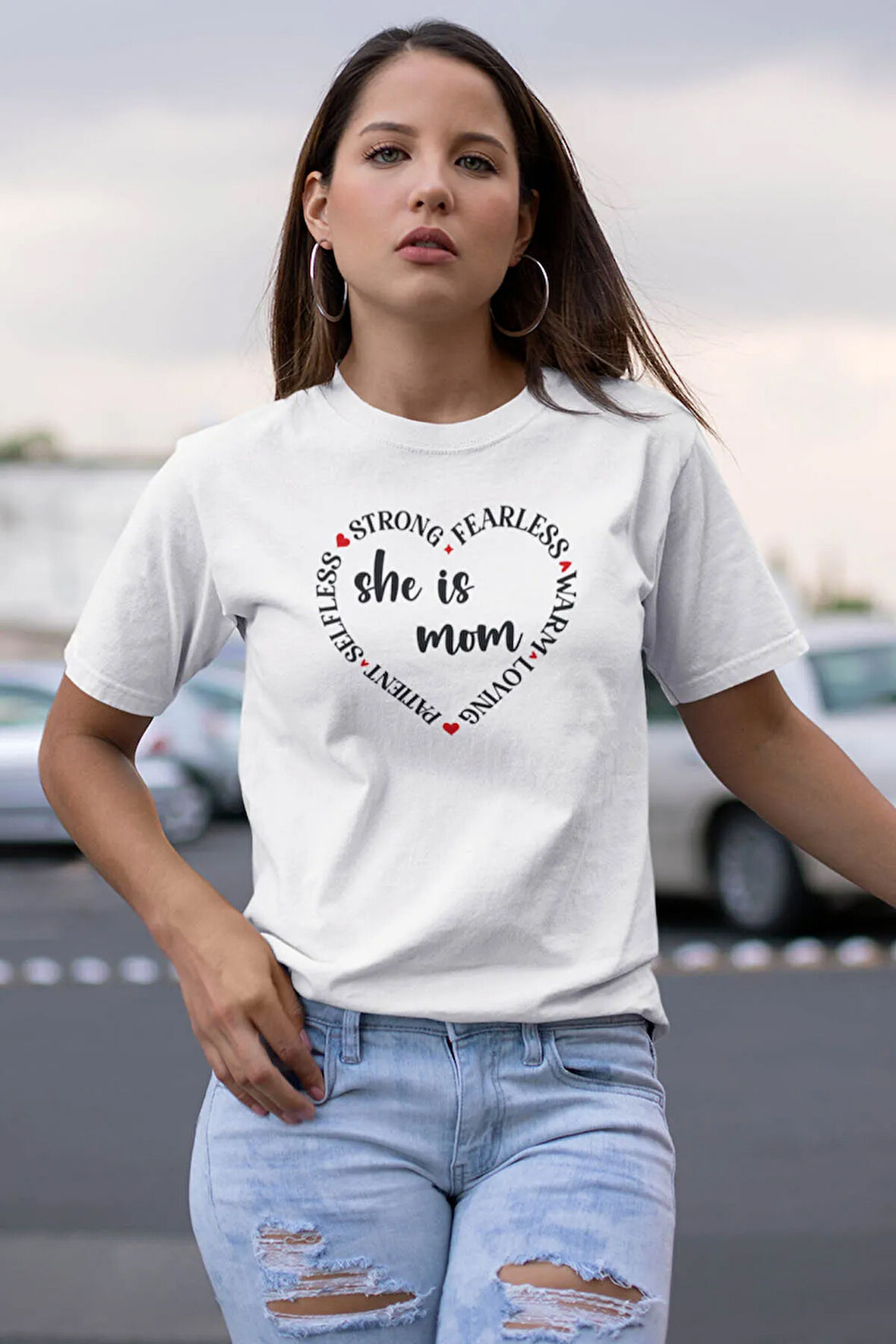 She Is Strong Fearless Warm Loving Mom Baskılı Anneler Günü Hediyelik Beyaz %100 Pamuklu T Shirt