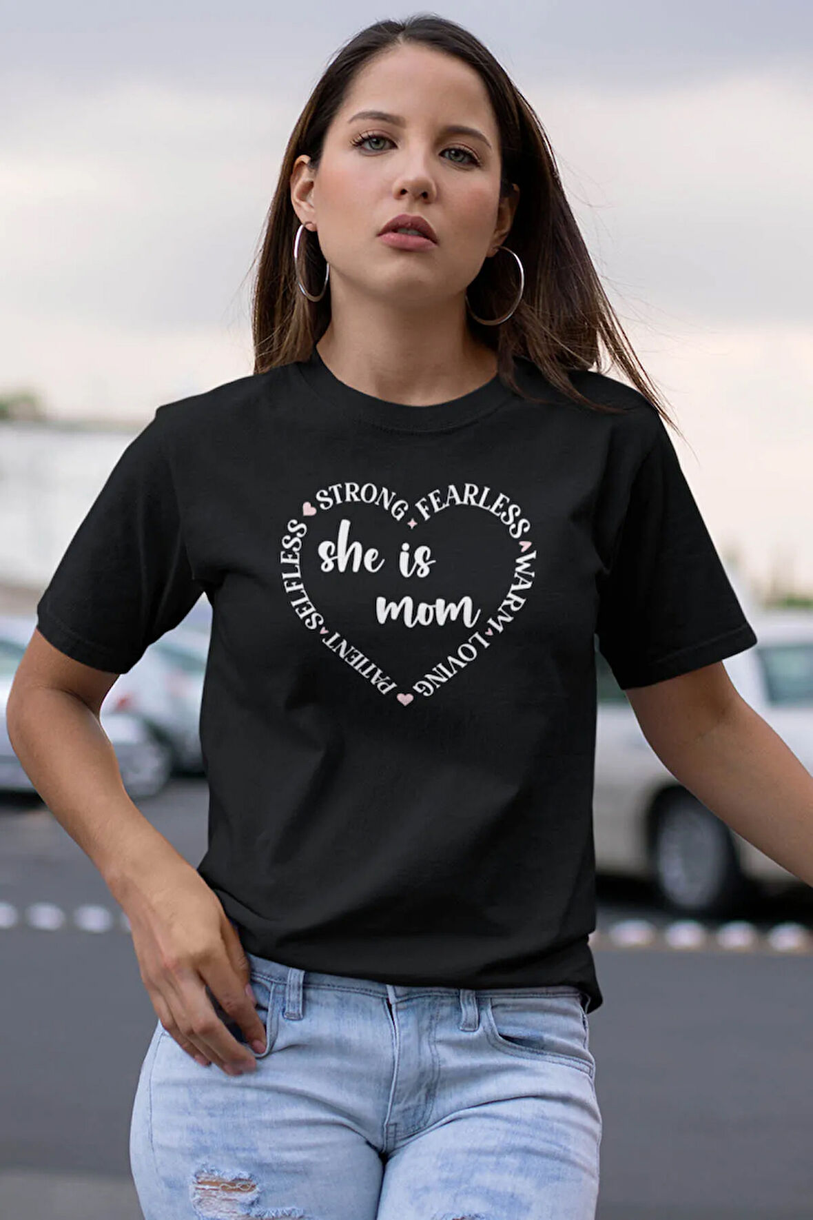 She Is Strong Fearless Patient Mom Baskılı Anneler Günü Hediyelik Siyah %100 Pamuklu T Shirt