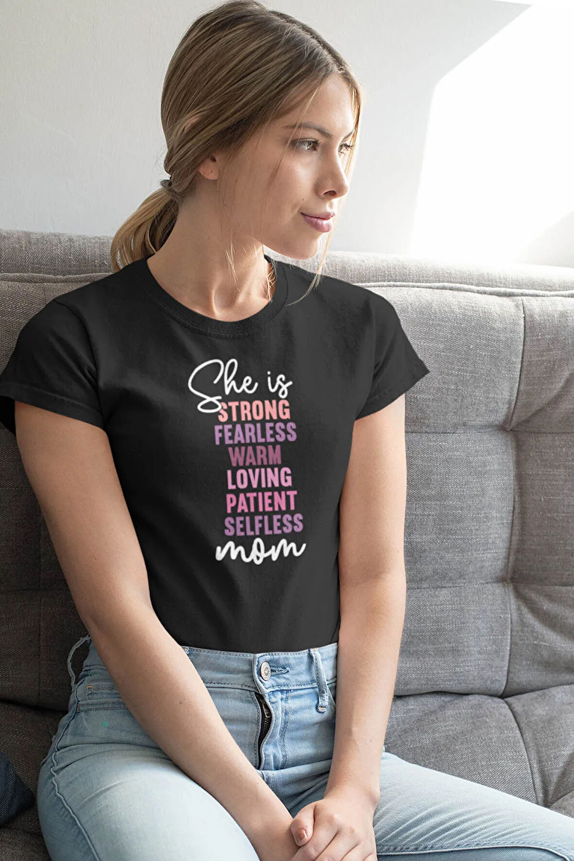 She Is Strong Loving Selfless Mom No:2 Baskılı Anneler Günü Hediyelik Siyah %100 Pamuklu T Shirt