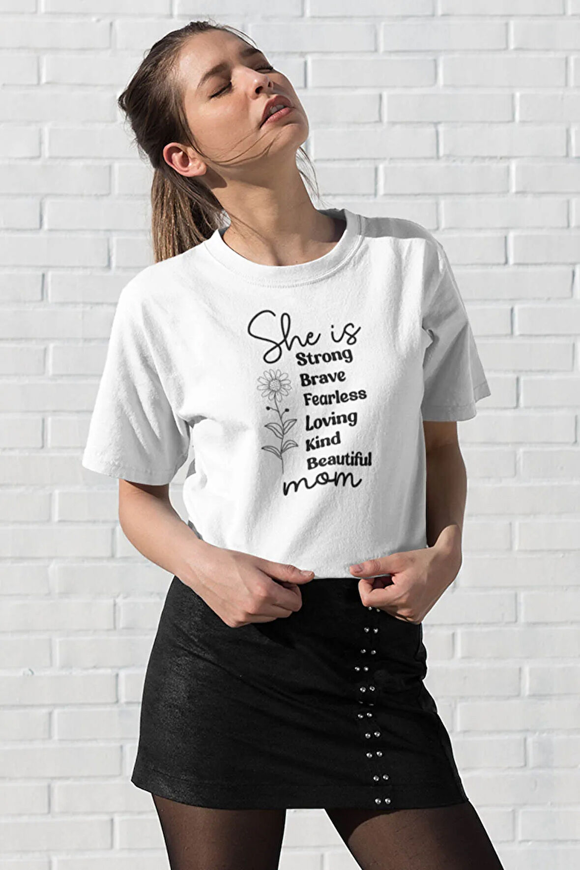 She Is Mom Baskılı Anneler Günü Hediyelik Beyaz %100 Pamuklu T Shirt