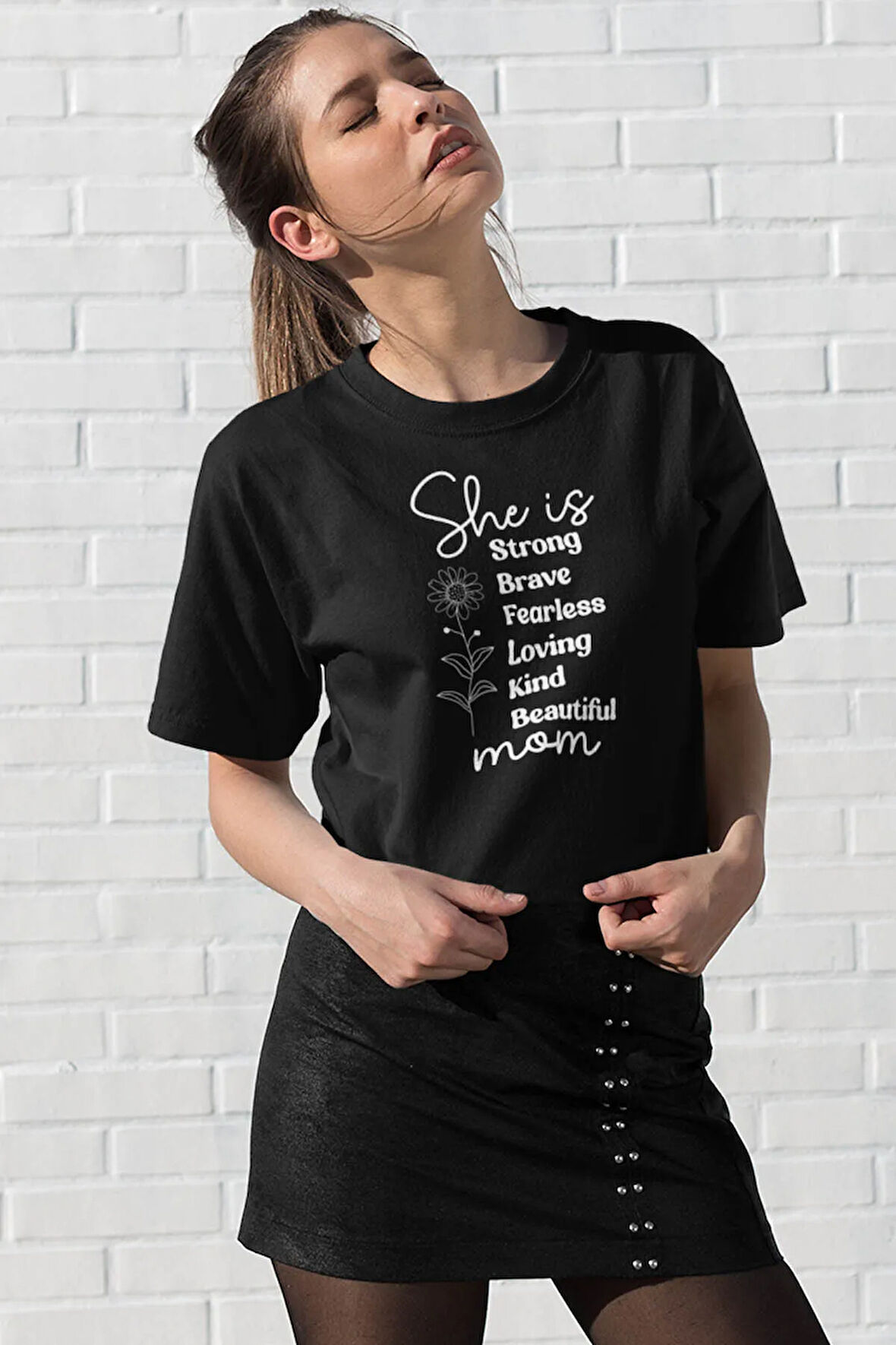 She Is Mom Baskılı Anneler Günü Hediyelik Siyah %100 Pamuklu T Shirt