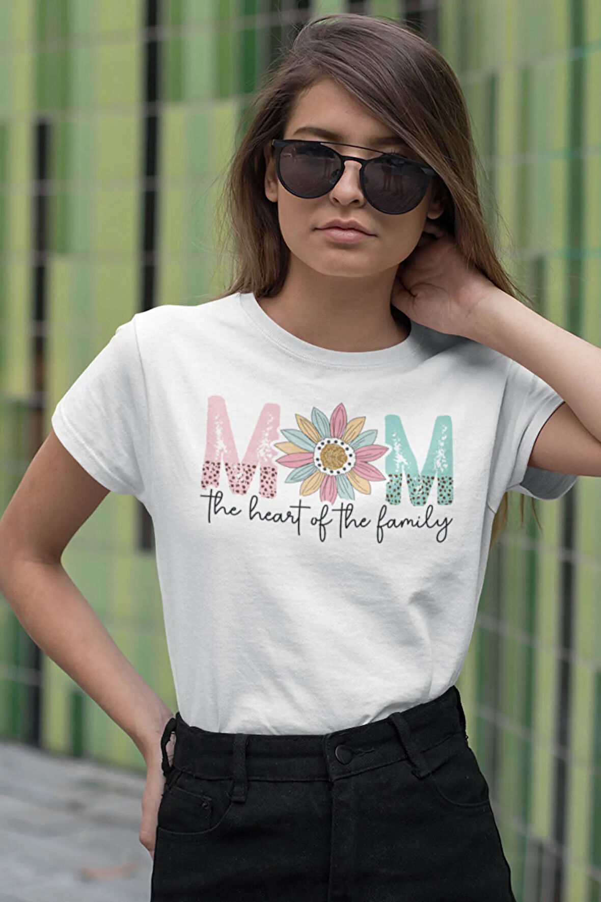 Mom Heart Of The Family Baskılı Anneler Günü Hediyelik Beyaz %100 Pamuklu T Shirt