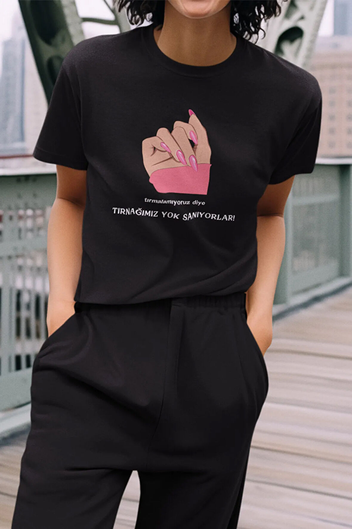Tırmalamıyoruz Diye Tırnağımız Yok Sanıyorlar Baskılı Eğlenceli Komik Hediyelik Siyah Kadın T-Shirt