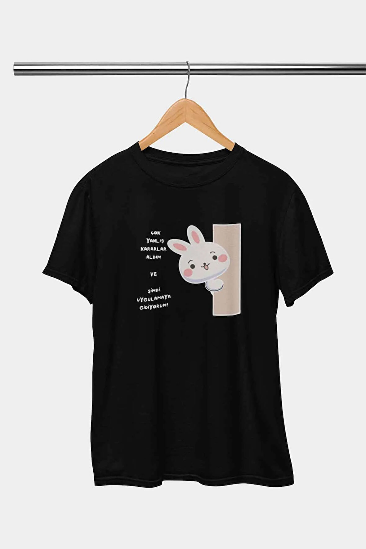 Yanlış Kararlarımı Uygulamaya Gidiyorum-Tavşan Baskılı Eğlenceli Komik Hediyelik Siyah Kadın T-Shirt