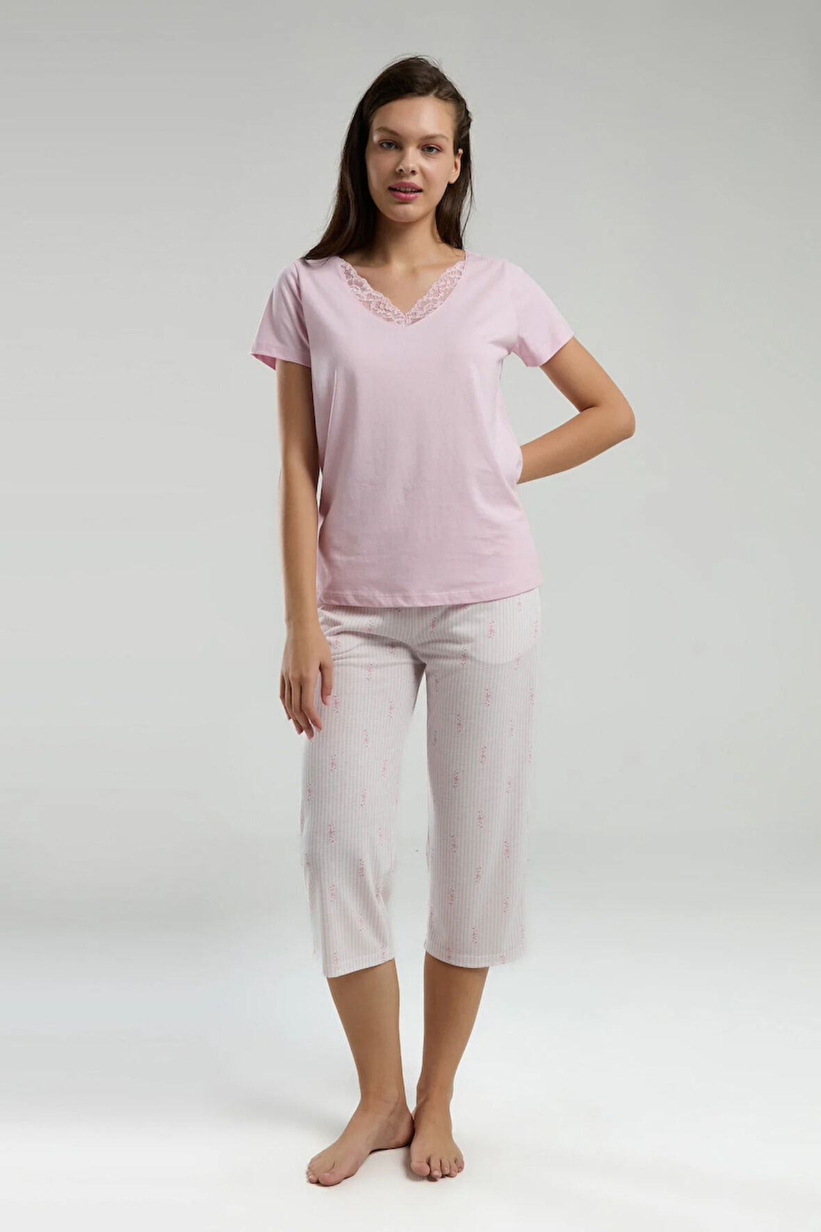 Kadın Viskon V Yaka Kısa Kol Kapri Pijama Takım Q3K2K53