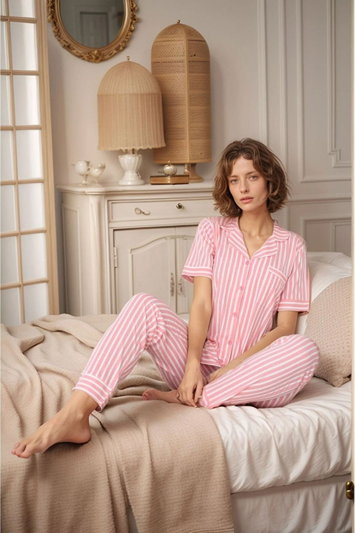 Kadın Boydan Düğmeli Kısa Kollu Boru Paça Pembe & Beyaz Çizgili Pamuklu Pijama Takımı