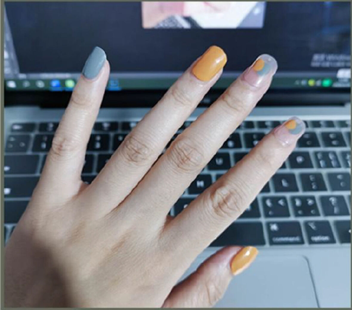 VividCharm 24lü Yeşil & Sarı Pastel Renk Tasarımlı Takma Tırnak Seti / Protez Tırnak Seti