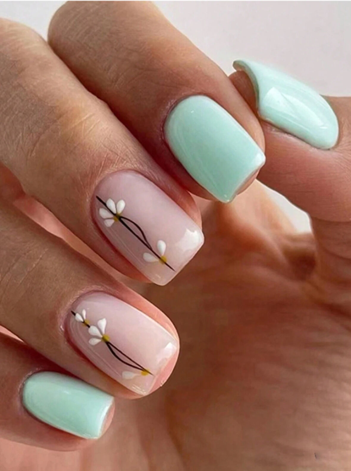 VividCharm 24lü Pastel Yeşil & Çiçek Tasarımlı Takma Tırnak Seti / Protez Tırnak Seti