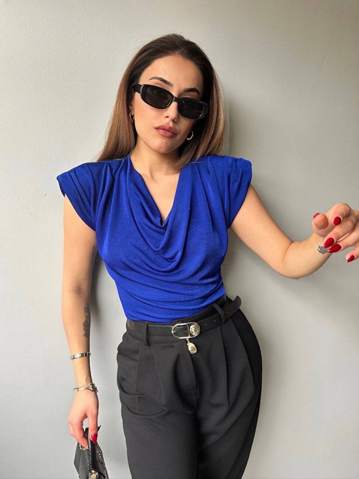 Reka Moda Kadın V Yaka Vatka Detay Kolsuz Dökümlü Bluz