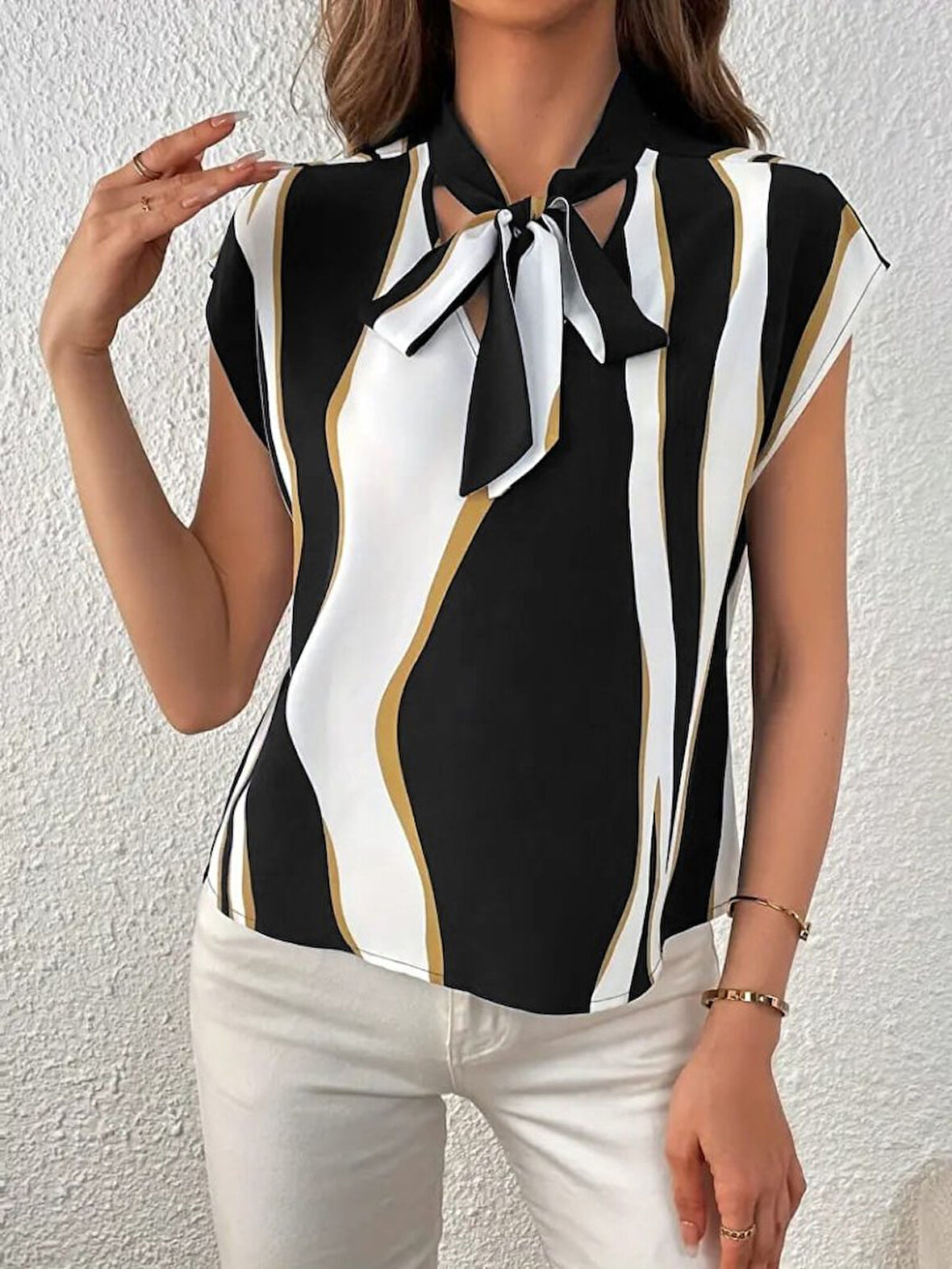 Reka Moda Kadın Kısa Kollu Boyundan Bağlamalı Desenli Dokuma Bluz