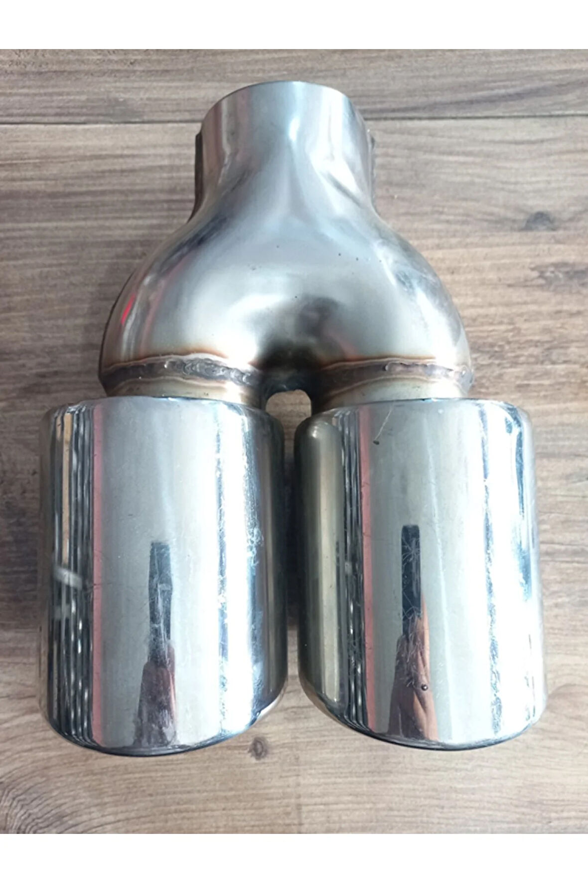 90 mm. Tam krom paslanmaz çiftli, eşit egzoz eksoz ucu.