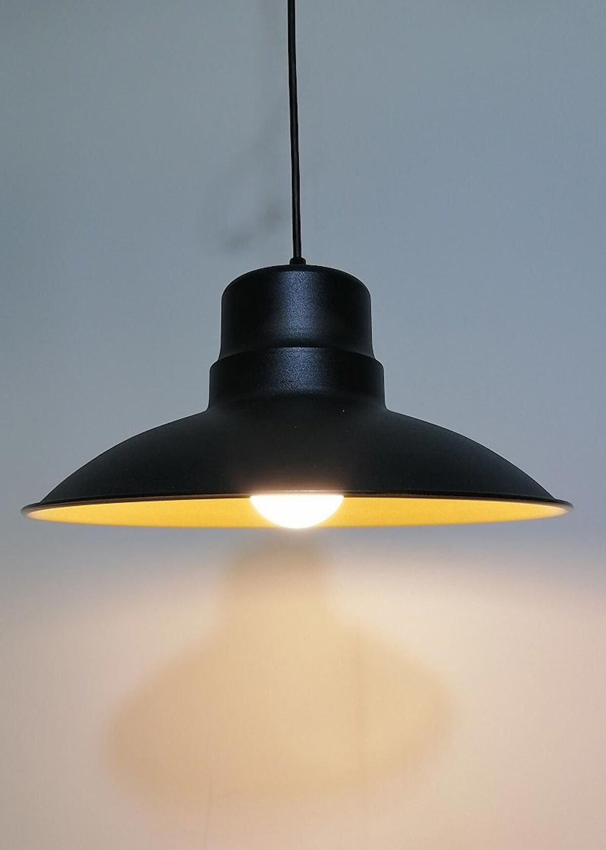 RİOLİGHT RETRO,RUSTİK,MODERN SİYAH İÇİ GOLD MUTFAK,ODA,CAFE İÇİN TEKLİ METAL SARKIT AVİZE ÇAP: 30CM