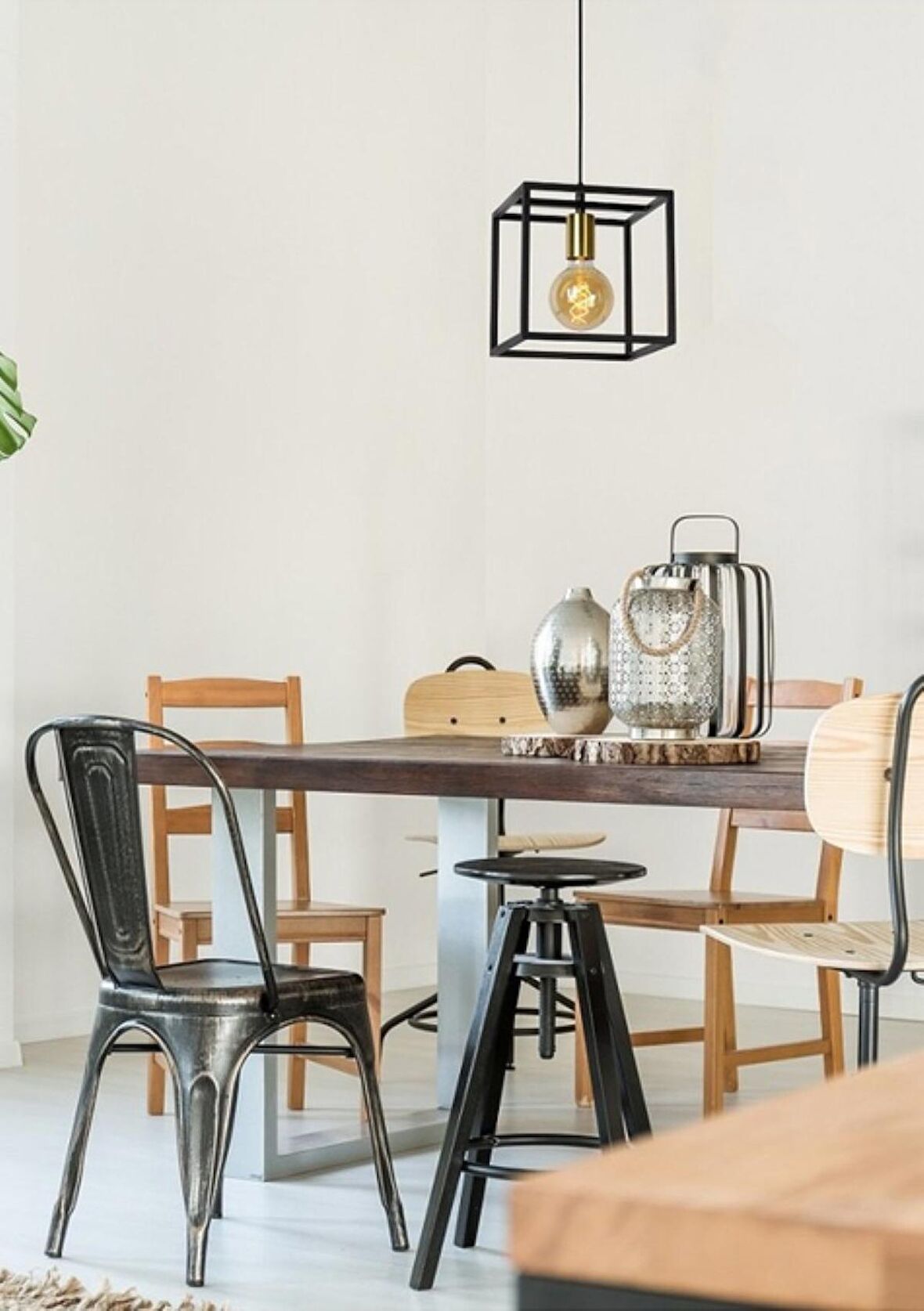 RİOLİGHT MODERN12,VİNTAGE1 SİYAH 25X25CM 1XE27 DUYLU KÜP METAL SARKIT TEKLİ AVİZE