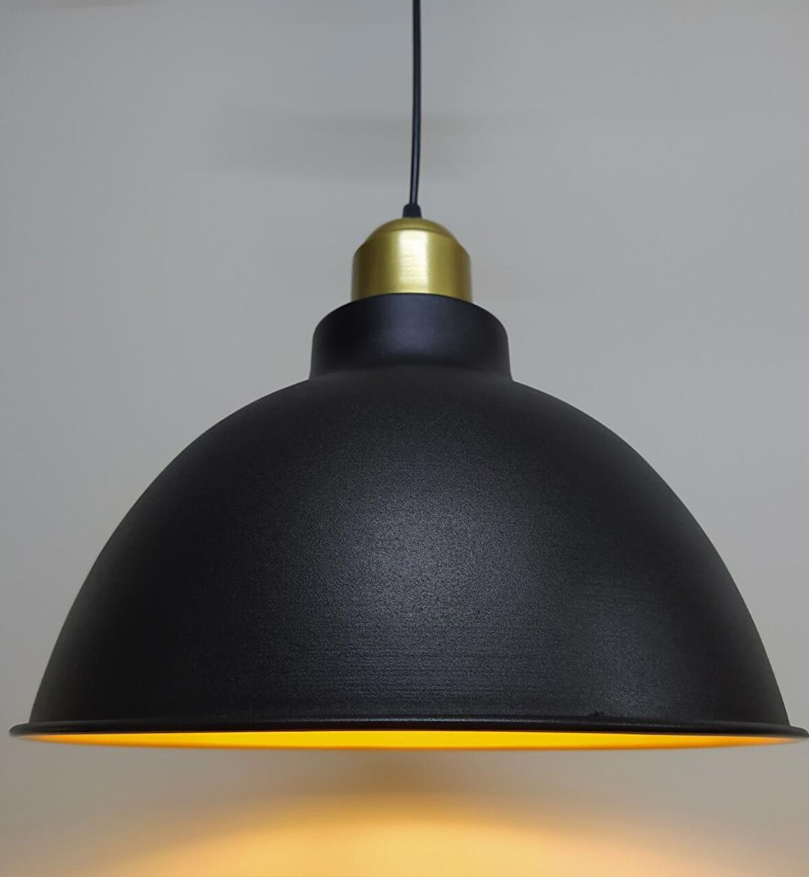 RİOLİGHT RETRO SİYAH İÇİ ALTIN GOLD ASKILI TEKLİ METAL SARKIT