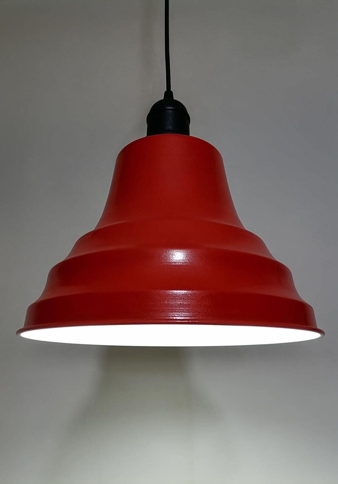 RİOLİGHT RETRO KIRMIZI İÇİ BEYAZ TEKLİ METAL SARKIT ÇAP: 27CM