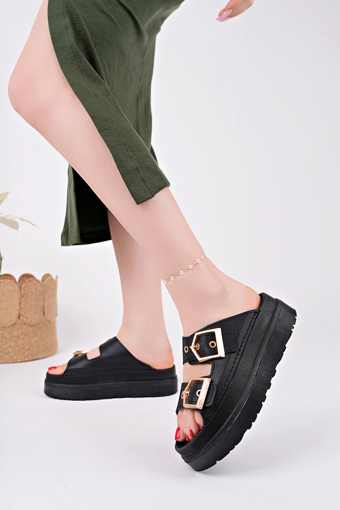 Tokalı Ortopedik Kadın Terlik - Siyah