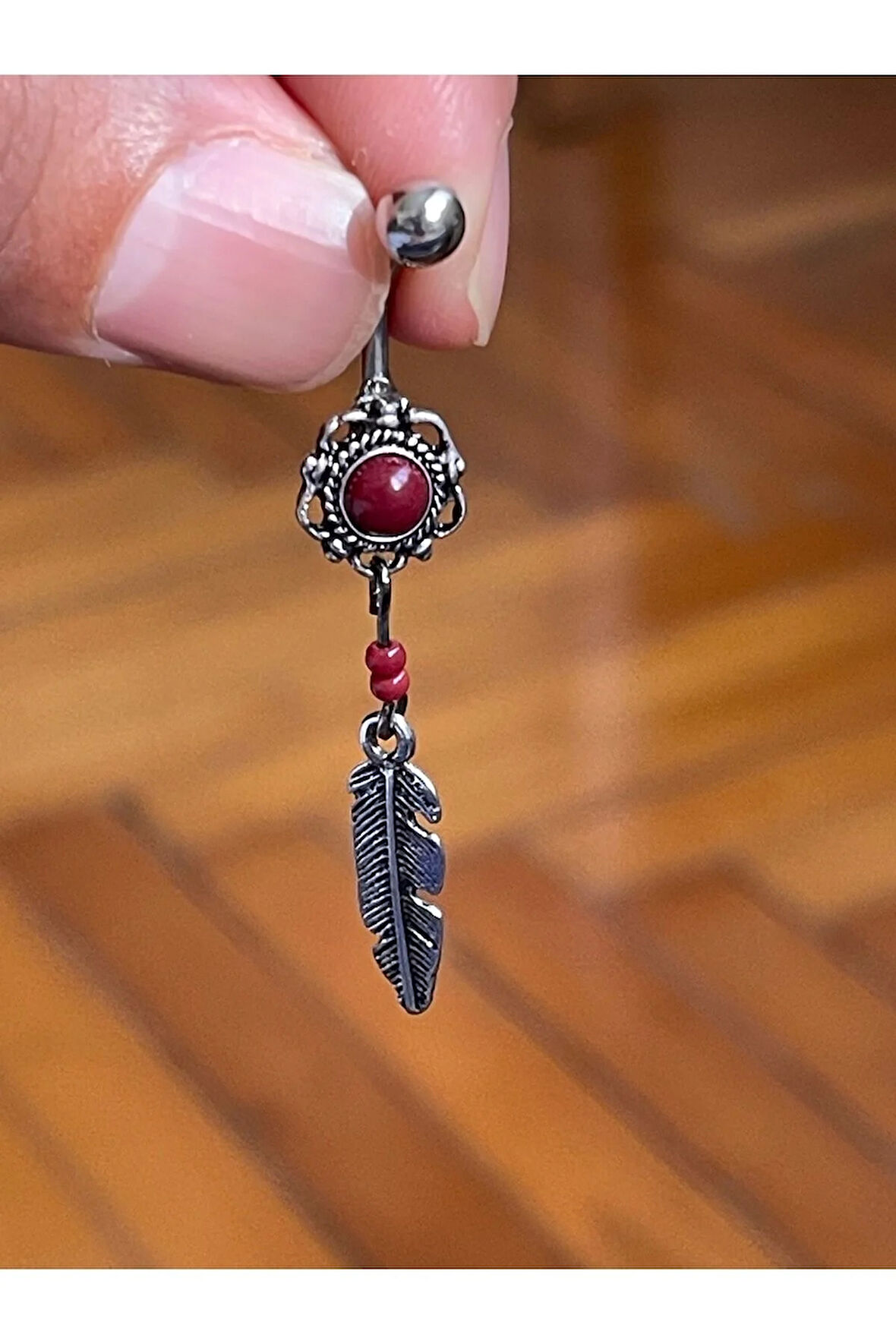 316 Cerrahi Çelik Tüy Model Bordo Taşlı Sallantılı Göbek Piercingi