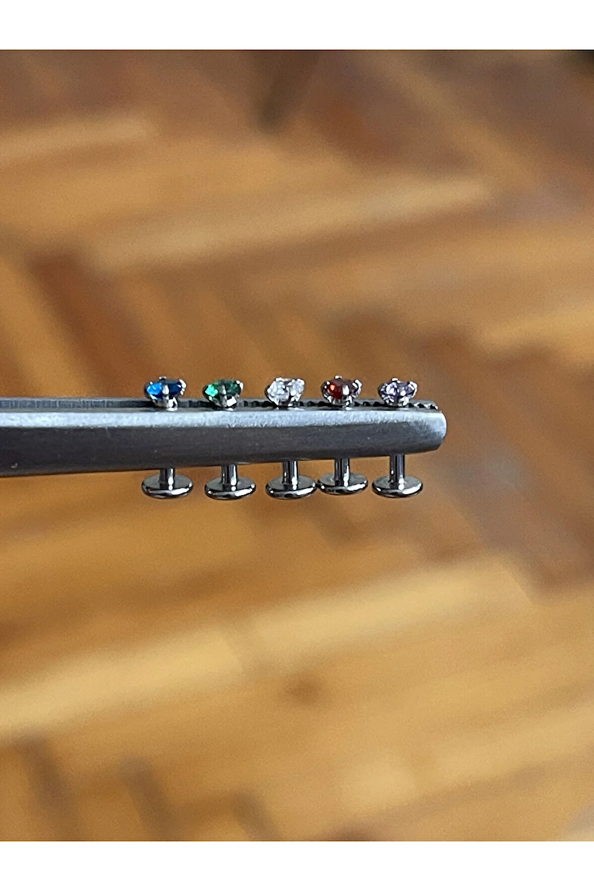 Medikal Çelik Şık Dudak Kıkırdak Helix Tragus Piercingi Yeşil Taşlı Piercing