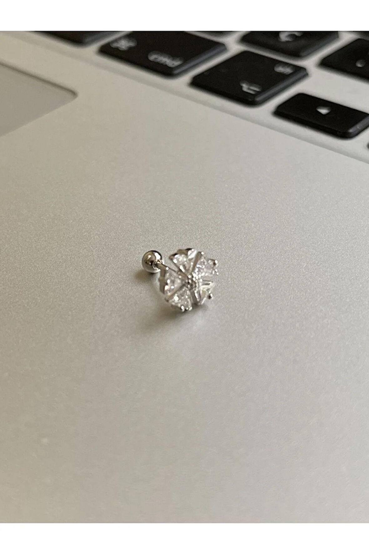 316 L Cerrahi Çelik Dudak Kıkırdak Helix Tragus Piercingi Yonca Detaylı Piercing