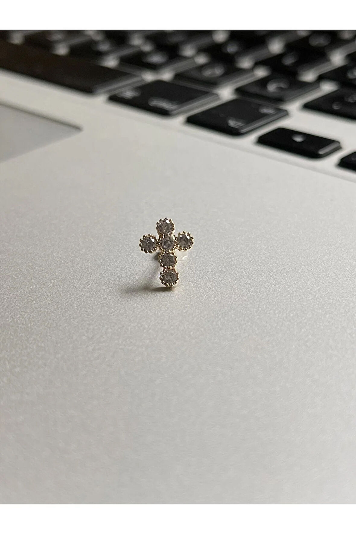 316 L Cerrahi Çelik Dudak Kıkırdak Helix Tragus Piercingi 6 Taşlı Haç Detaylı Piercing