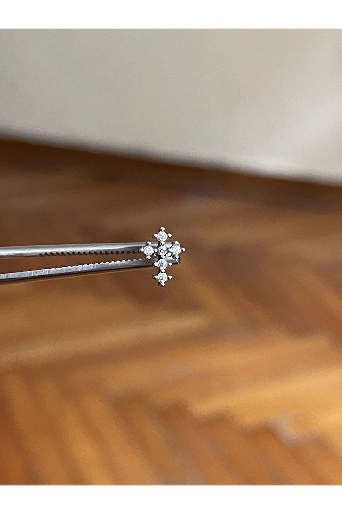 316 L Cerrahi Çelik Dudak Kıkırdak Helix Tragus Piercingi Haç Detaylı Piercing