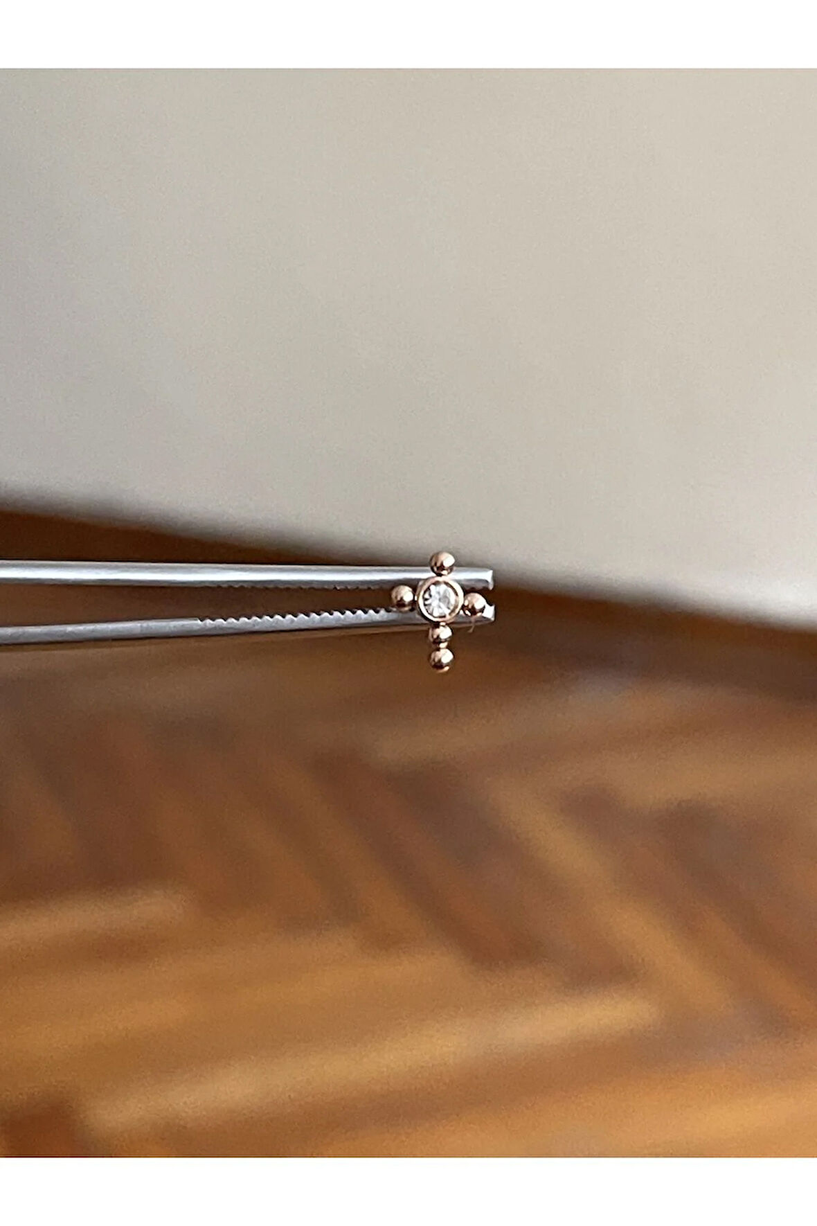 316 L Cerrahi Çelik Dudak Kıkırdak Helix Tragus Piercingi Haç Detaylı Piercing