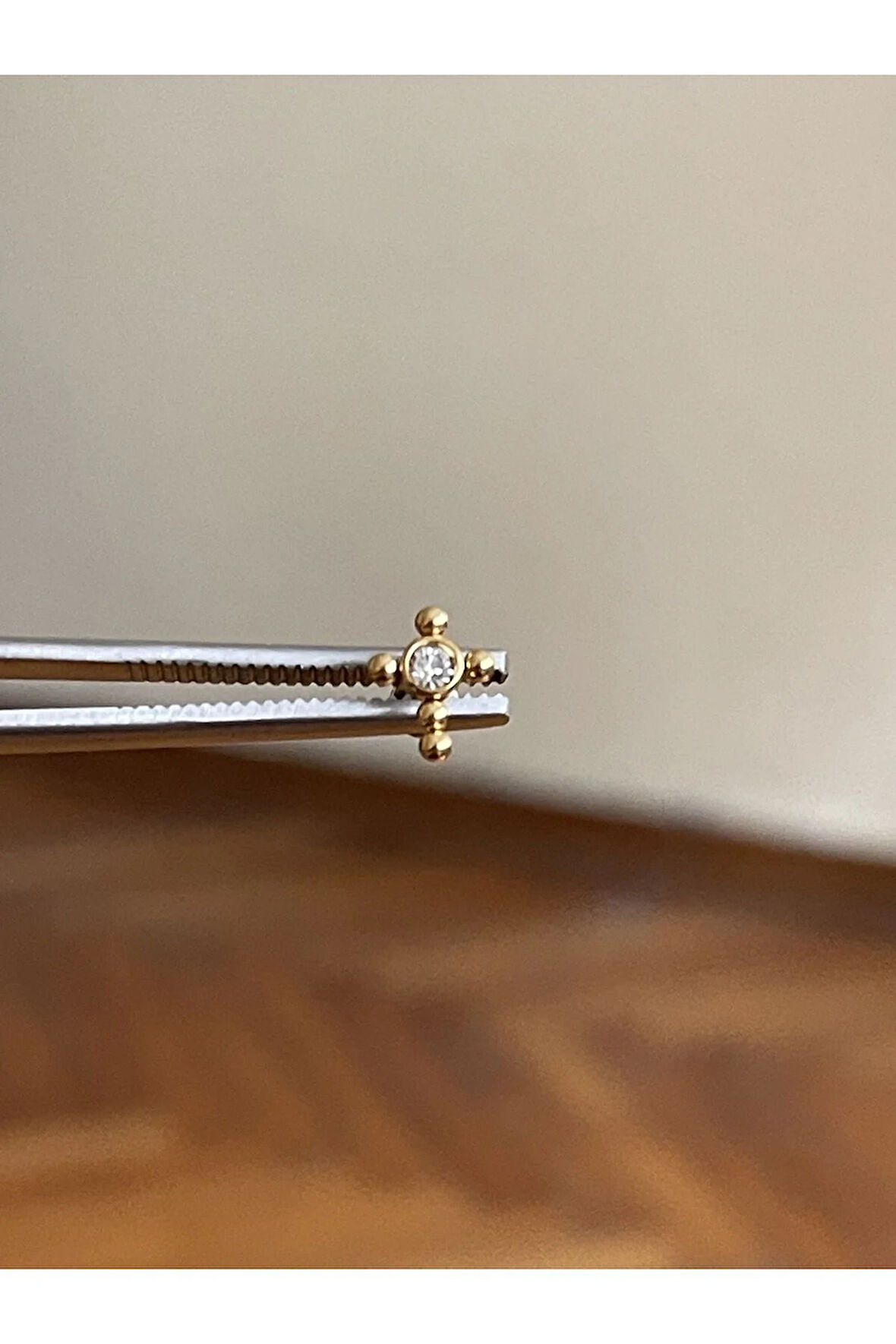 316 L Cerrahi Çelik Dudak Kıkırdak Helix Tragus Piercingi Haç Detaylı Piercing