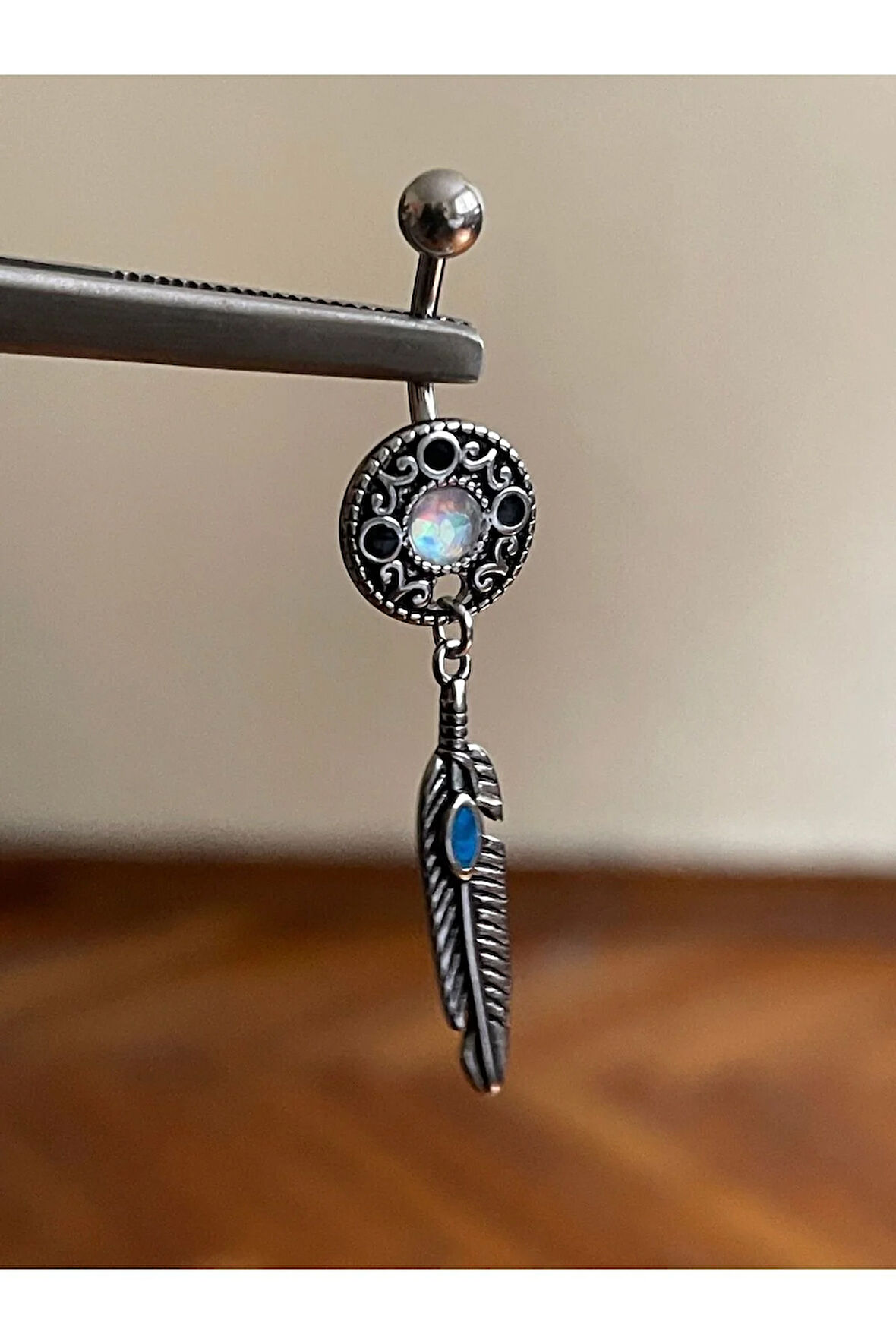 316 L Cerrahi Çelik Opal Taşlı Tüy Sallantılı Göbek Piercingi