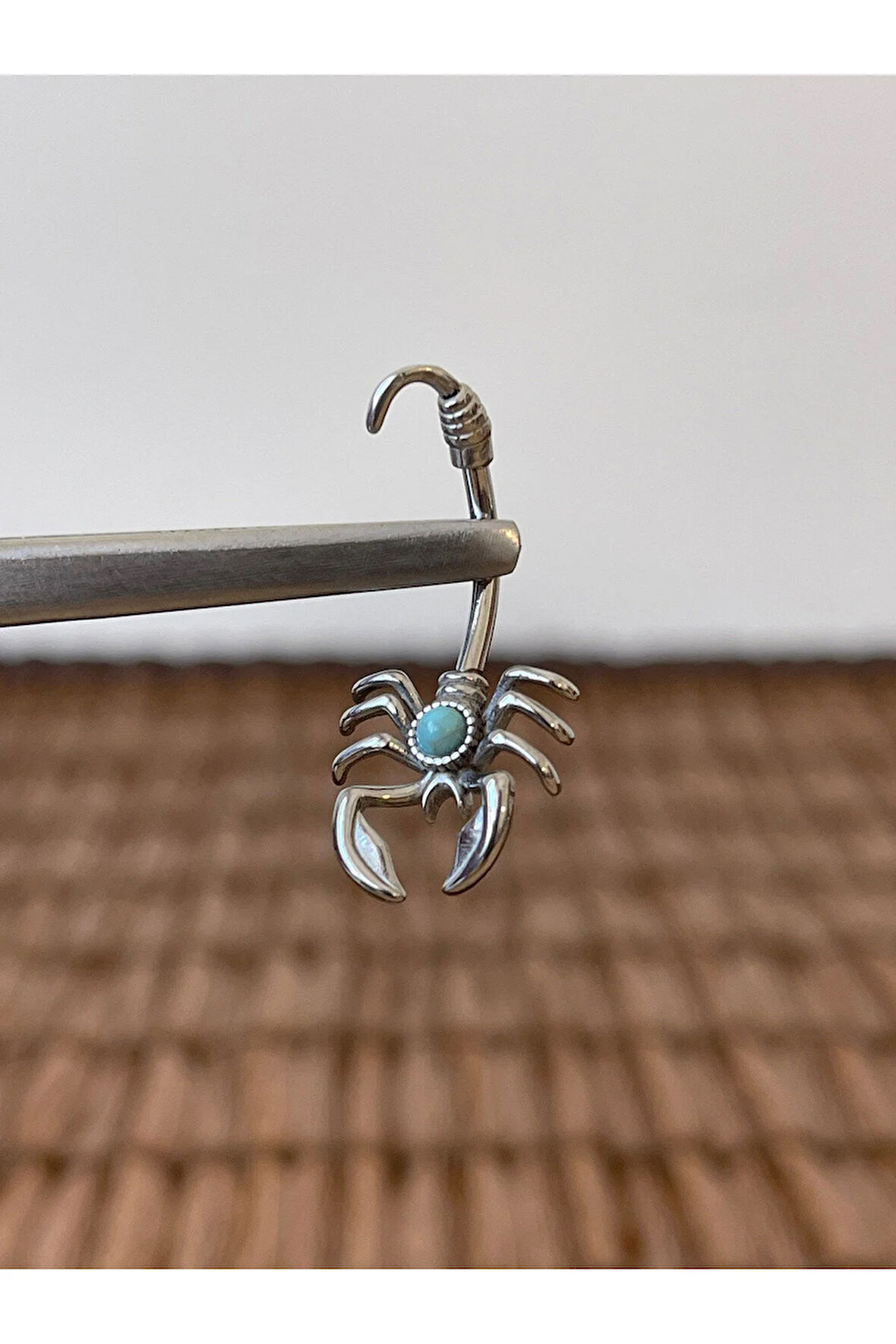 316 L Cerrahi Çelik Anti Alerjik 10 mm Firuze Taşlı Akrep Model Göbek Piercingi