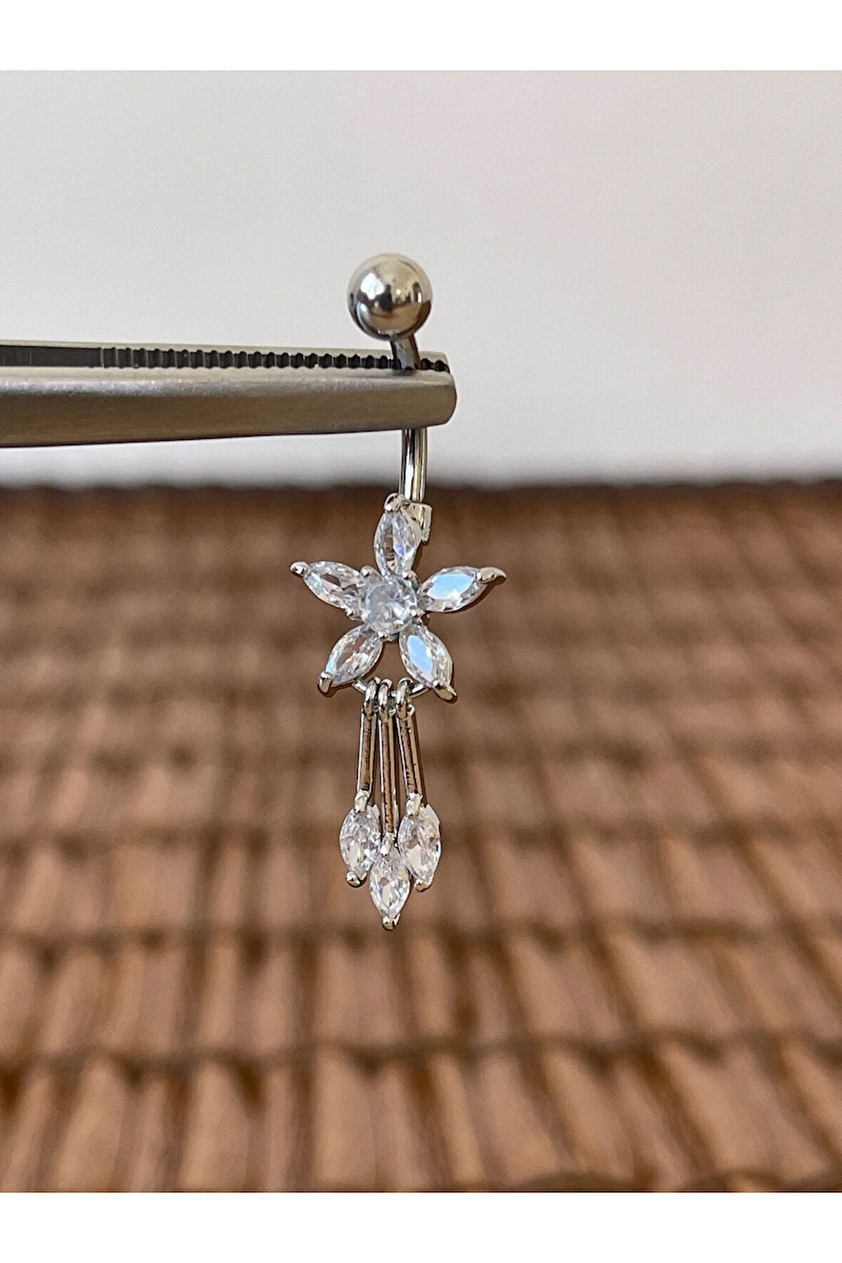 316 L Cerrahi Çelik Anti Alerjik 10 mm Zirkon Taşlı Sallantılı Çiçek Model Göbek Piercingi
